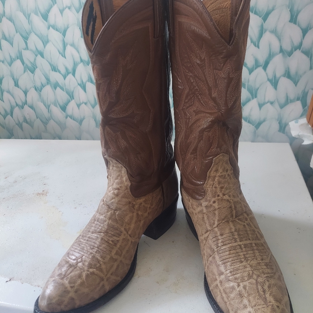 Tony Lama Men's Brown Leather Cowboy Boots. Size 9 D